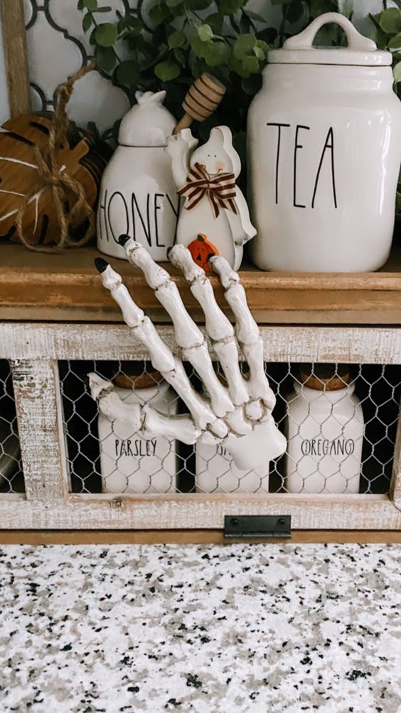 Trang trí bếp dịp Halloween với bàn tay